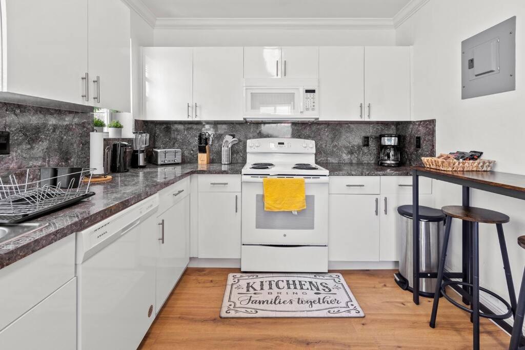 Comfy & Updated Apartment Centrally Located Minutes Away From Everything! Miami Kültér fotó
