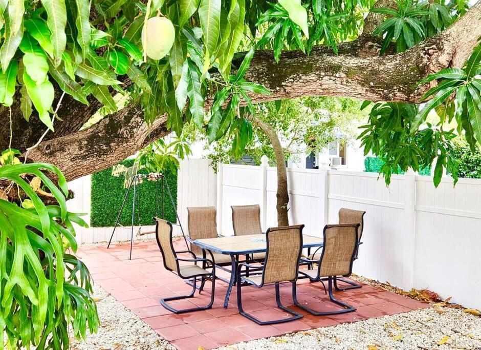 Comfy & Updated Apartment Centrally Located Minutes Away From Everything! Miami Kültér fotó