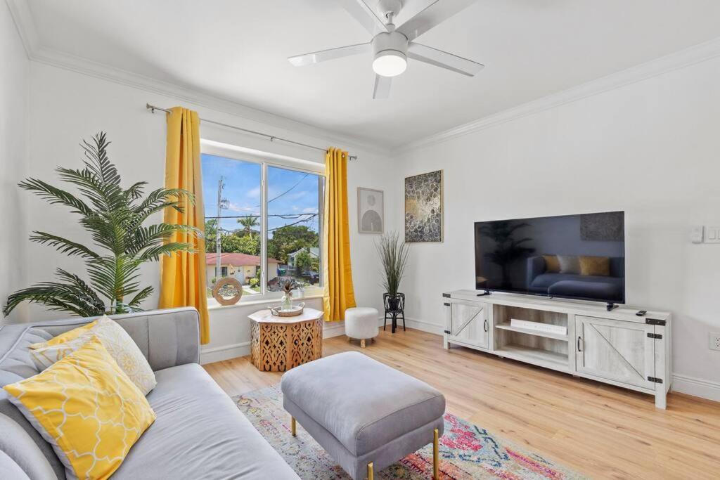 Comfy & Updated Apartment Centrally Located Minutes Away From Everything! Miami Kültér fotó